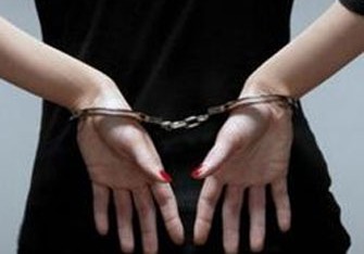 Polis 6 uşaq anasının qollarına qandal vurdu