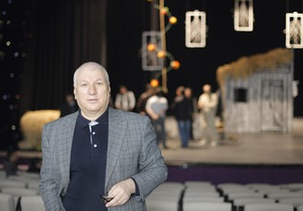 Əliqismət Lalayev: “Tamaşaçılarımız bəzən peşəkarların qəbul etmədikləri səhnəciklərə meyllidirlər”