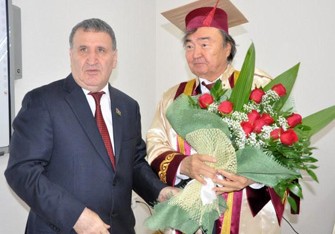 Oljas Süleymenova Fəxri doktor diplomu təqdim edildi
