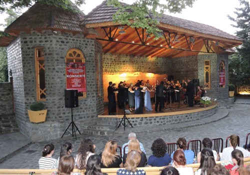 Qax şəhərinin qədim yaşayış məhəlləsi – “İçəribazar”da kamera musiqisi səsləndirilib