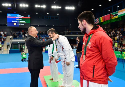 Prezident İlham Əliyev IV İslam Həmrəyliyi Oyunlarında qalib gələn karateçilərə medalları təqdim edib