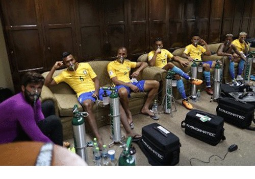 Braziliyalı futbolçular kislorod maskası taxdılar
