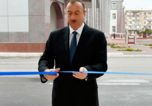 Prezident Gəncədə ticarət kompleksinin açılışında iştirak edib