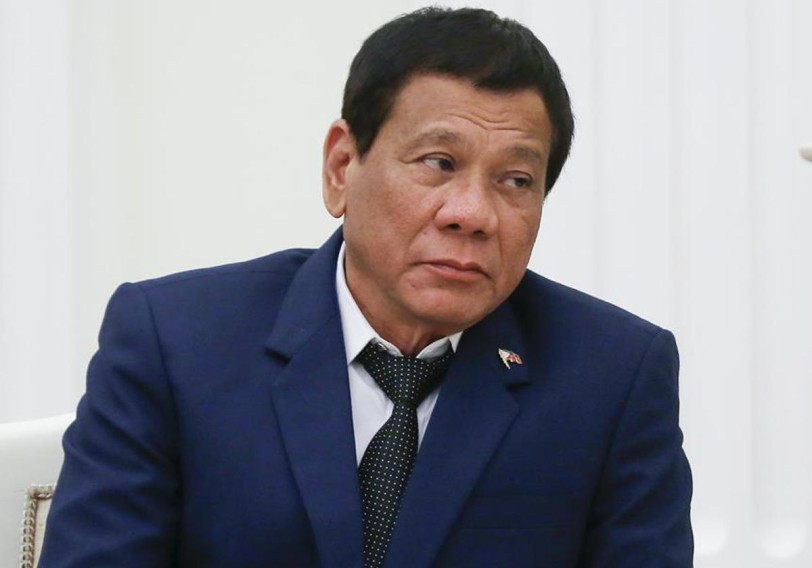 Filippin prezidenti Trampın "tələbilə" mahnı oxuyub