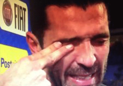 Buffon ağladı, üzr istədi, karyerasını bitirdi - Video