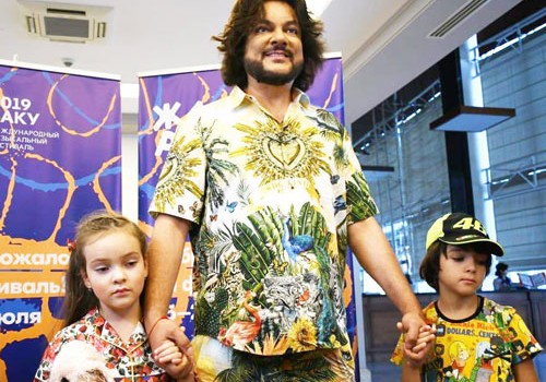 Filipp Kirkorov Bakıya uşaqları ilə gəldi