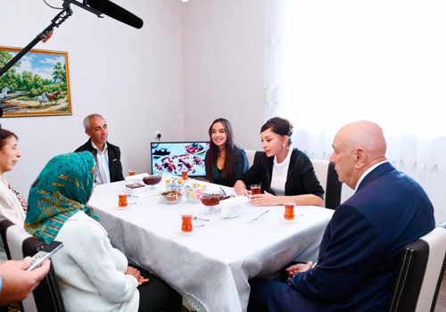 Birinci vitse-prezident Mehriban Əliyeva İsmayıllıda zəlzələdən qəzalı vəziyyətə düşmüş evin yerində inşa edilən evdə olub