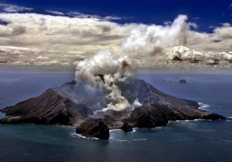 Yeni Zelandiyaya məxsus Ağ Adada yerləşən vulkan püskürüb