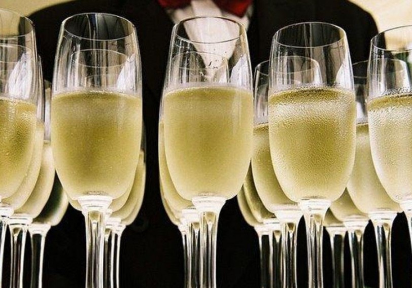 Yeni il və Milad bayramı ərəfəsində Minskdə 3 milyondan çox şampan və şərab satılıb