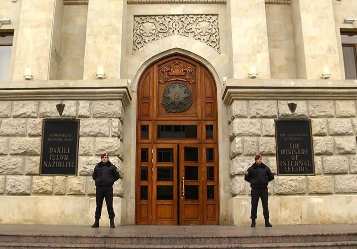 DİN iri ticarət mərkəzlərinin anbarlarında qalan malların onlayn satışına icazə verildiyini açıqlayıb