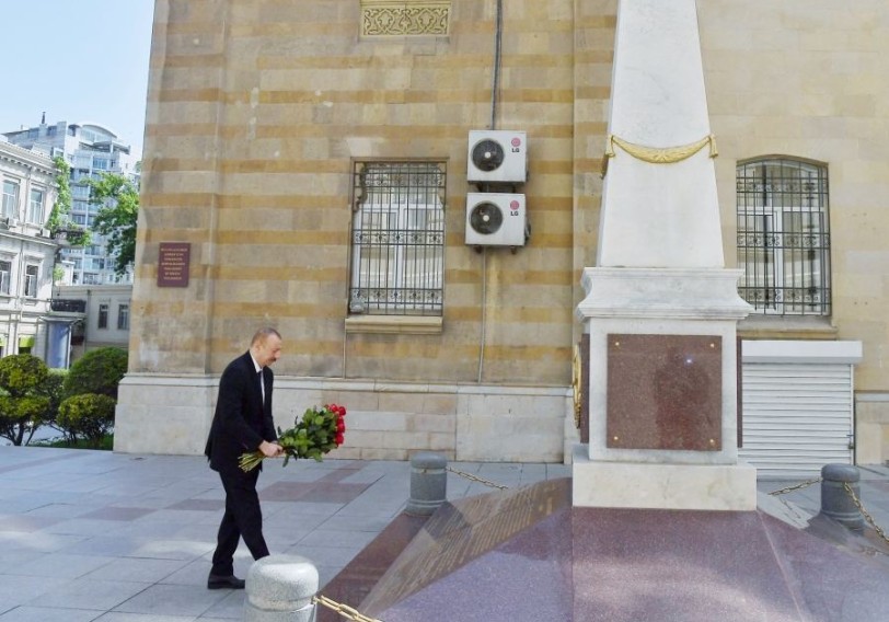 Prezident İlham Əliyev Azərbaycan Xalq Cümhuriyyətinin şərəfinə ucaldılmış abidəni ziyarət edib