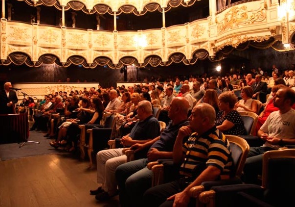 Teatrlar var, “səsini çıxardan” yoxdur