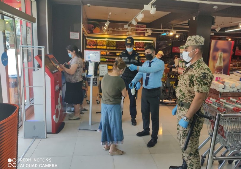 Marketlərdə polis postları yaradıldı, maskasız giriş qadağan edildi