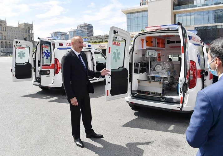 Prezident İlham Əliyev ölkəyə yeni gətirilmiş təcili tibbi yardım avtomobilləri ilə tanış olub - Yenilənib