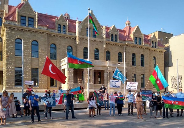 Kanadanın Kalqari şəhərinin mərkəzində Azərbaycanın dövlət bayrağı ucaldılıb