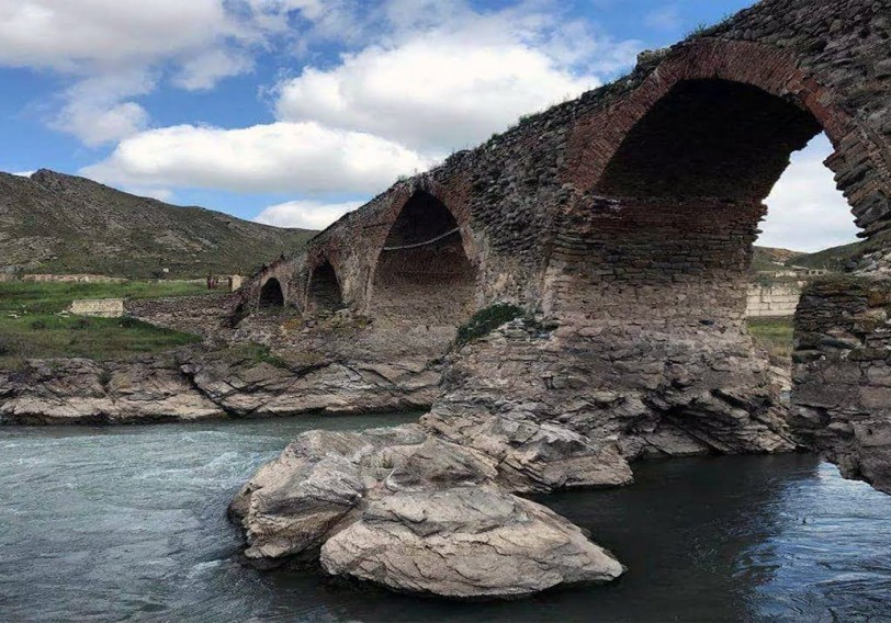 Xudafərin körpüsünün yaxınlığında xüsusi iqtisadi zona yaratmaq olar - Ekspert