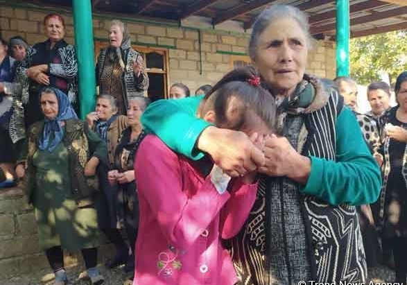 Bərdədə ermənilərin raket atəşi nəticəsində ölən 7 yaşlı qızla vida mərasimi keçirilir