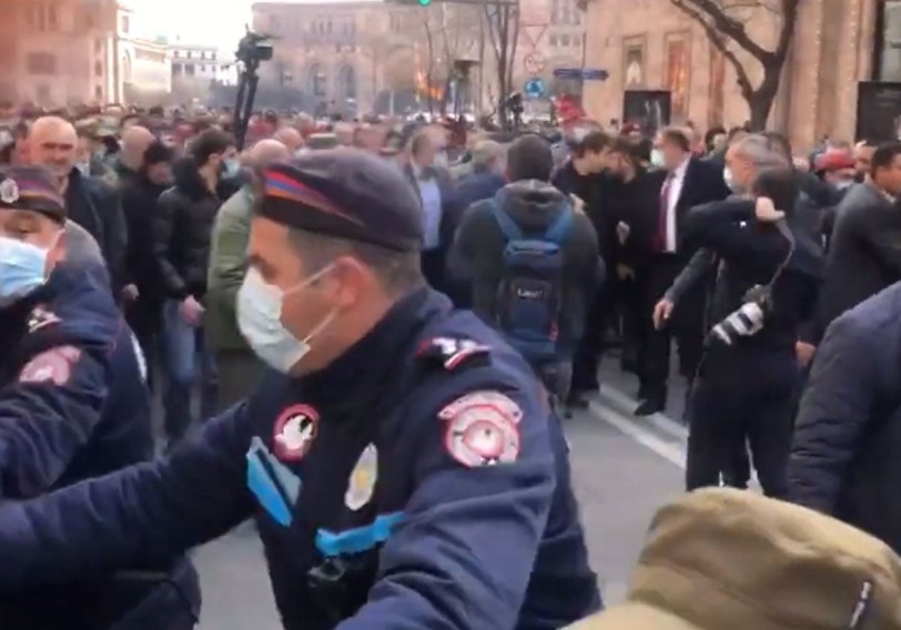 Polis zabitləri Paşinyanın istefası tələbinə qoşuldu