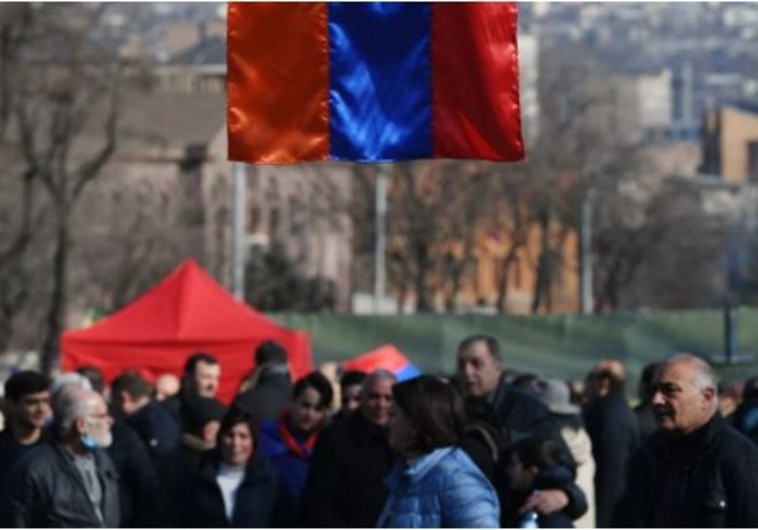 Yerevanda müxalifət yenidən parlamentin qarşısına qayıtdı