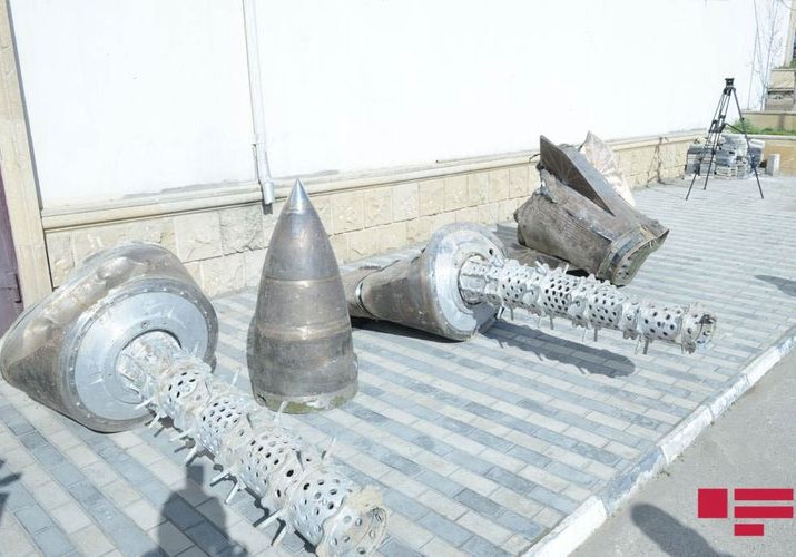 Ermənistanın Azərbaycana qarşı istifadə etdiyi “İsgəndər” raketlərinin qalıqları nümayiş etdirilir