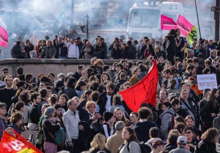 Fransada pensiya islahatına qarşı genişmiqyaslı aksiyalar davam edəcək