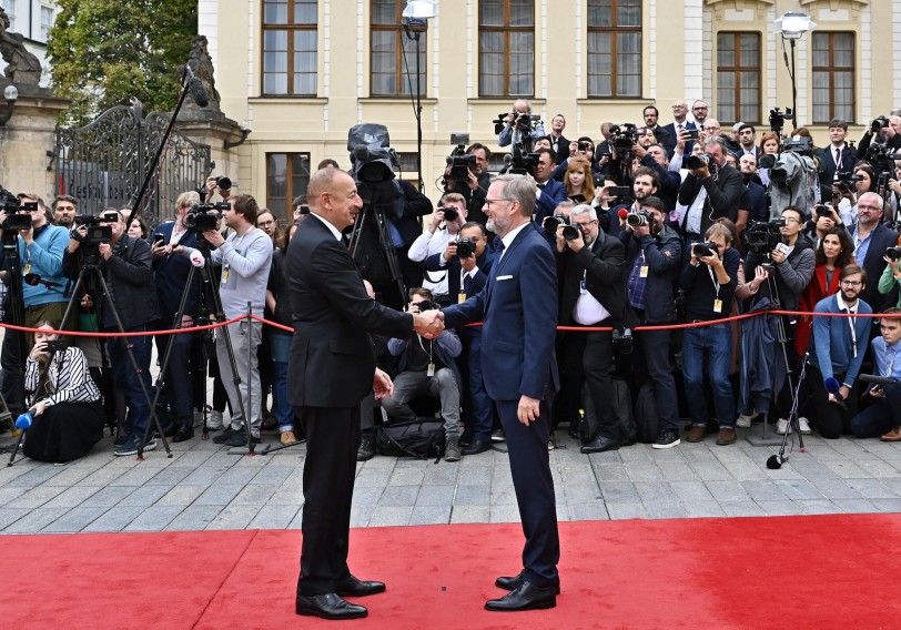 Prezident İlham Əliyev Praqada Zirvə Toplantısının açılış plenar iclasında iştirak edib - VİDEO