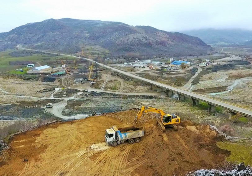 Yol kənarında turistsiz qalan obyektlər