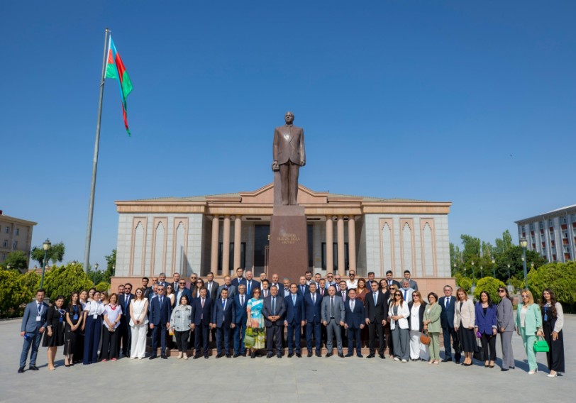 “Qlobal informasiya mühiti və media trendləri”