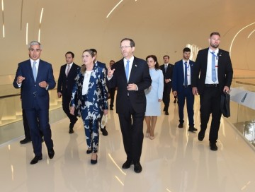 İsrail Dövlətinin Prezidenti və xanımı Heydər Əliyev Mərkəzi ilə tanış olublar