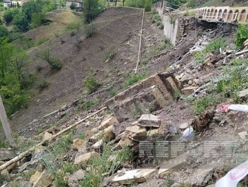 Yardımlıda torpaq sürüşməsi olub, yolda hərəkət məhdudlaşıb