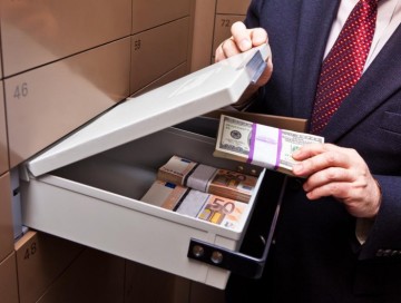 Bakıda müştərilərin banka qoyduğu 316 min manat və 32 min dollar depoziti oğurlanıb