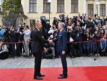 Prezident İlham Əliyev Praqada Zirvə Toplantısının açılış plenar iclasında iştirak edib - VİDEO